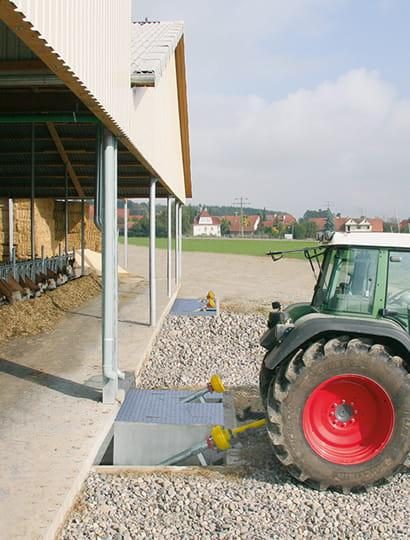 Güllemixer vor dem Stall RECK Agrartechnik
